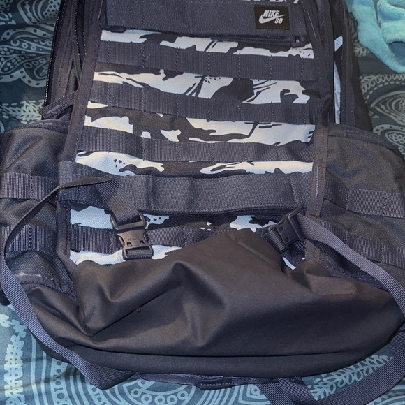Nike SB Men's Backpack in Camo and Black - Picture 3 of 12
